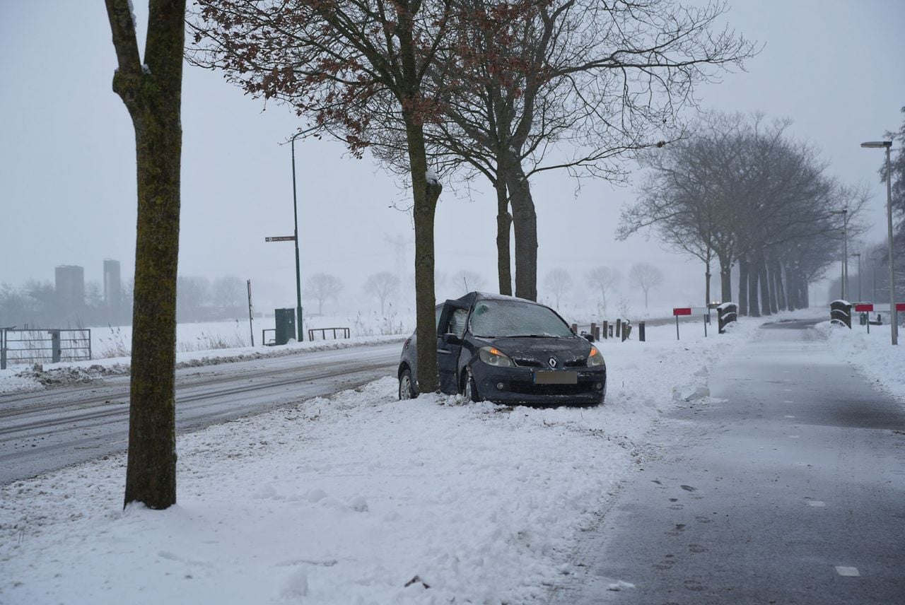 De auto kwam tot stilstand tegen een boom (foto: Erik Haverhals/Persbureau Heitink).