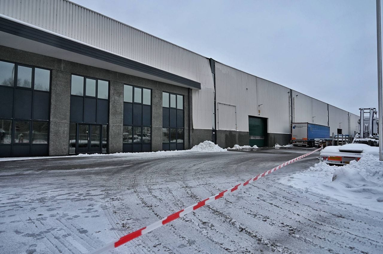 Het pand is met rood-wit lint afgezet (foto: Toby de Kort/Persbureau Heitink).