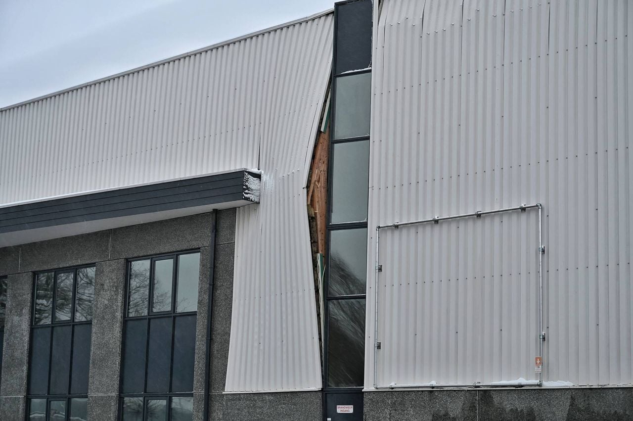 In een van de muren van het pand is een grote scheur ontstaan (foto: Toby de Kort/Persbureau Heitink).