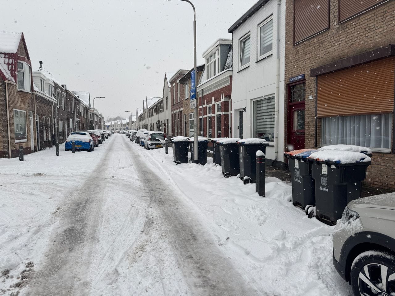 Ook in deze straat in Tilburg staan er massaal vuilnisbakken aan de weg (Foto: Joris Oostveen.)