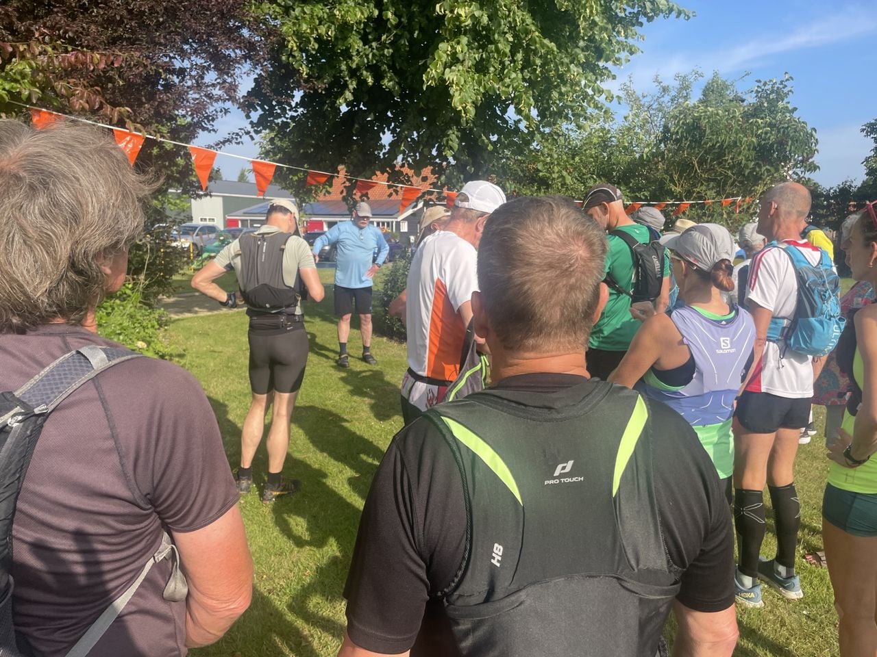 Aan het begin van elke loop spreekt Willem Mütze de deelnemers toe (foto: Hans Janssen).