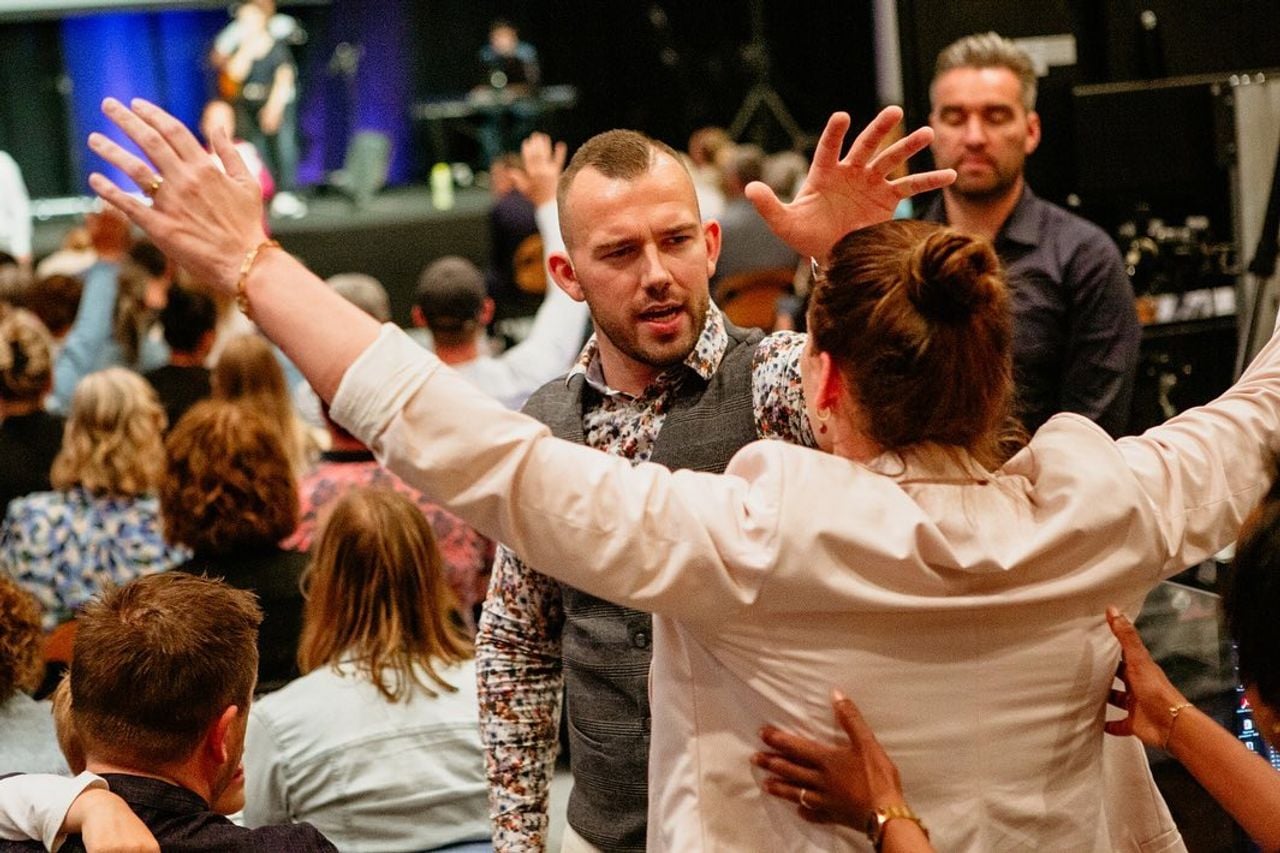 Tom de Wal tijdens een genezingsdienst (Foto: Facebook Frontrunners Ministries).