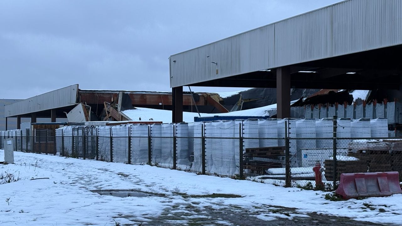 Dak transportbedrijf ingestort (foto: Imke van de Laar).