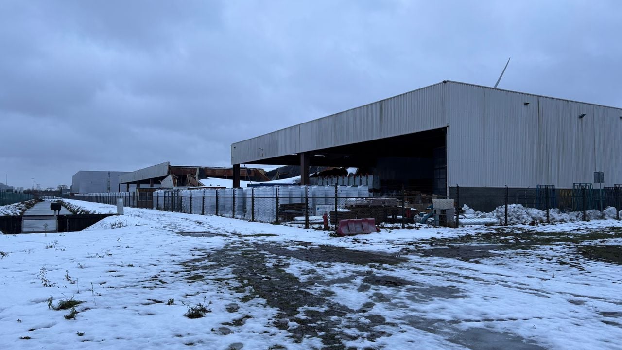 Dak transportbedrijf ingestort (foto: Imke van de Laar).