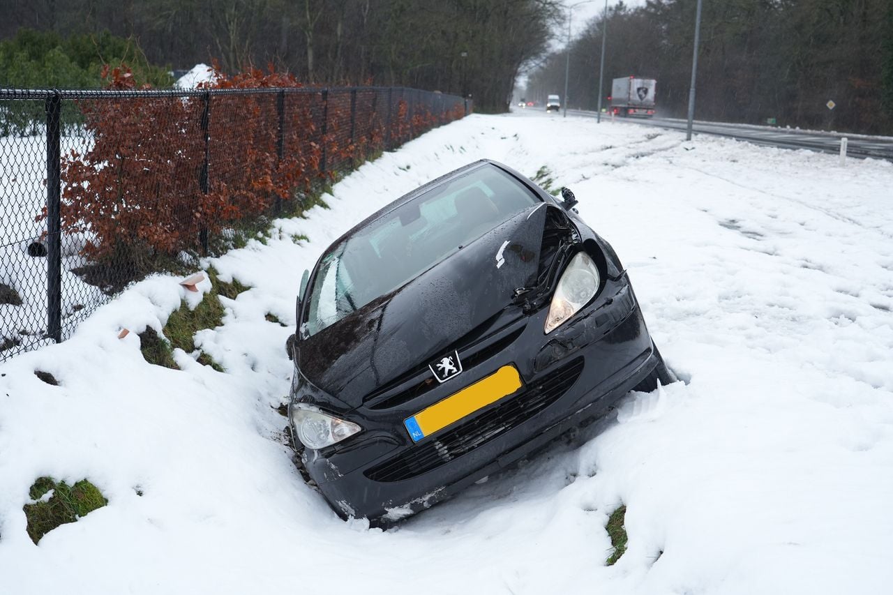 Politie in gevecht met man en vrouw na ongeluk (foto: Persbureau Heitink).