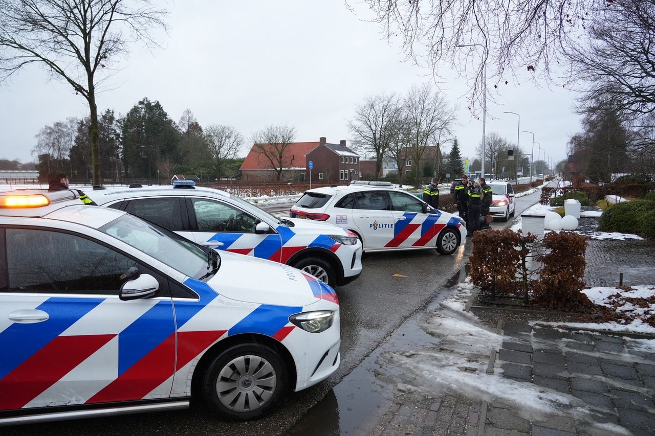 Politie in gevecht met man en vrouw na ongeluk (foto: Persbureau Heitink).