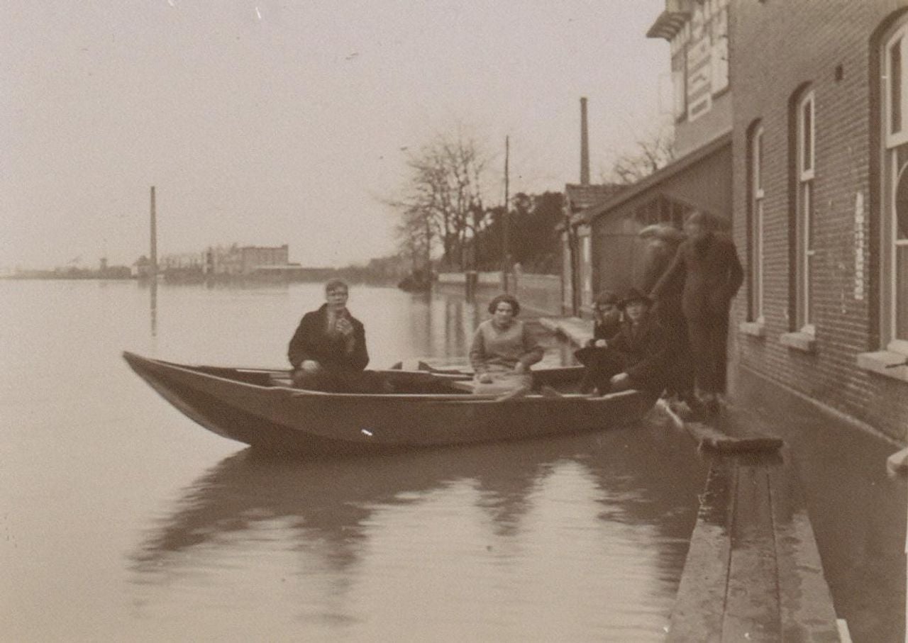 Mensen in bootje na overstroming in Cuijk in 1926