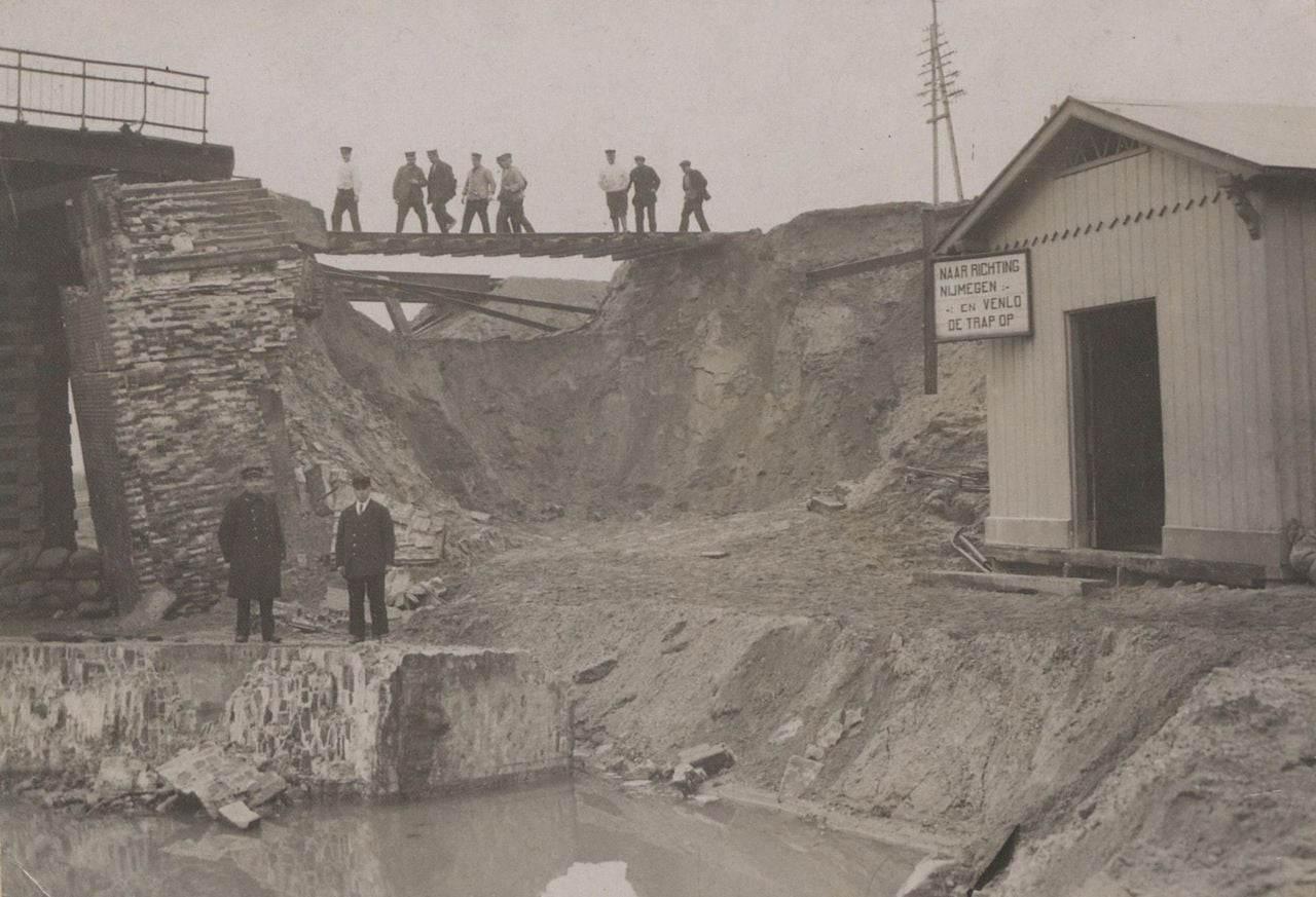 De spoorbrug en rails bij Oeffelt zijn vernield door de watersnoodramp van 1926
