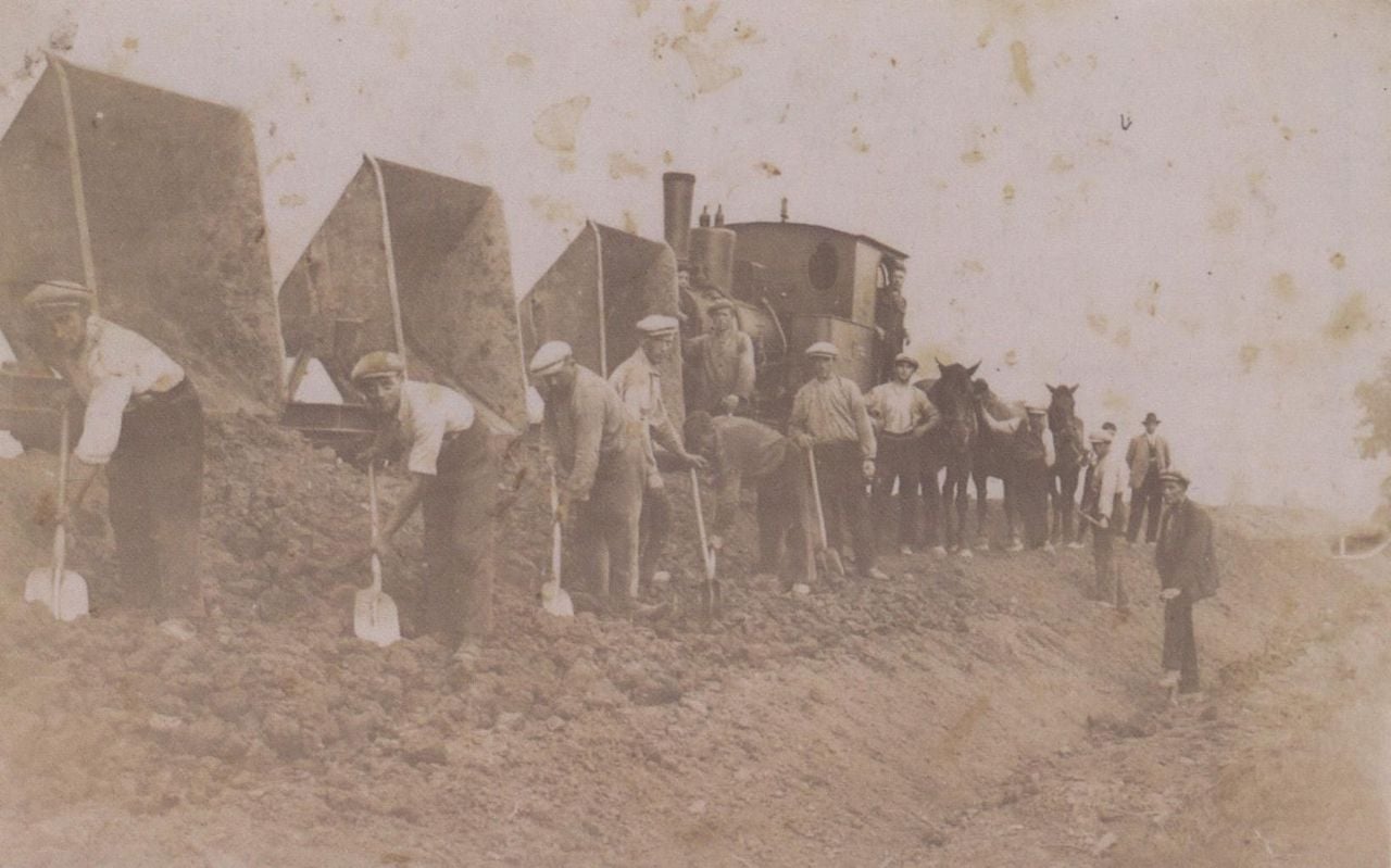 De dijken van rivier de Maas worden bij Cuijk flink opgehoogd na de watersnoodramp van 1926