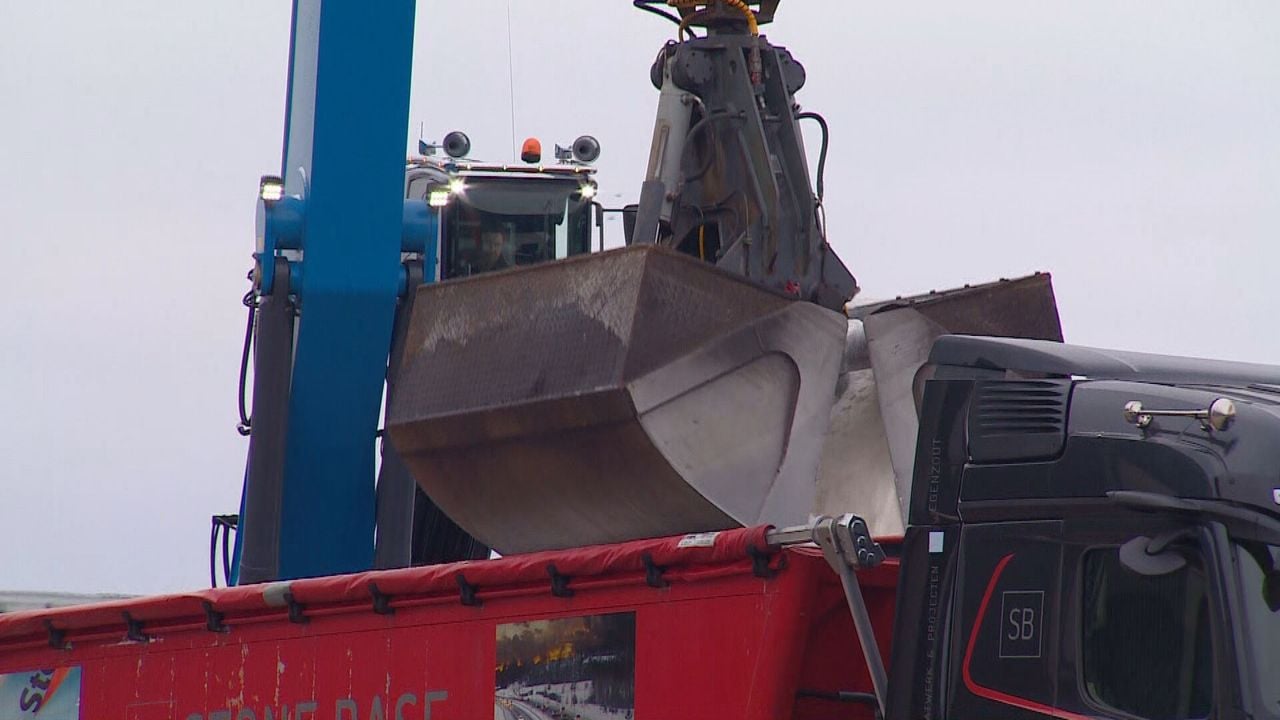Strooizout gaat van de boot over in vrachtwagens en zo het land in (foto: Omroep Brabant). 