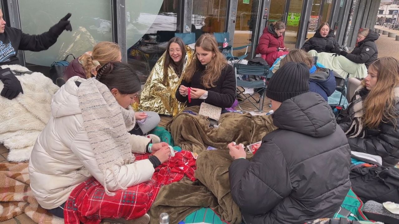 Armbandjes maken, muziek luisteren en gezellig kletsen. Fans komen de dag wel door (foto: Floortje Steigenga).