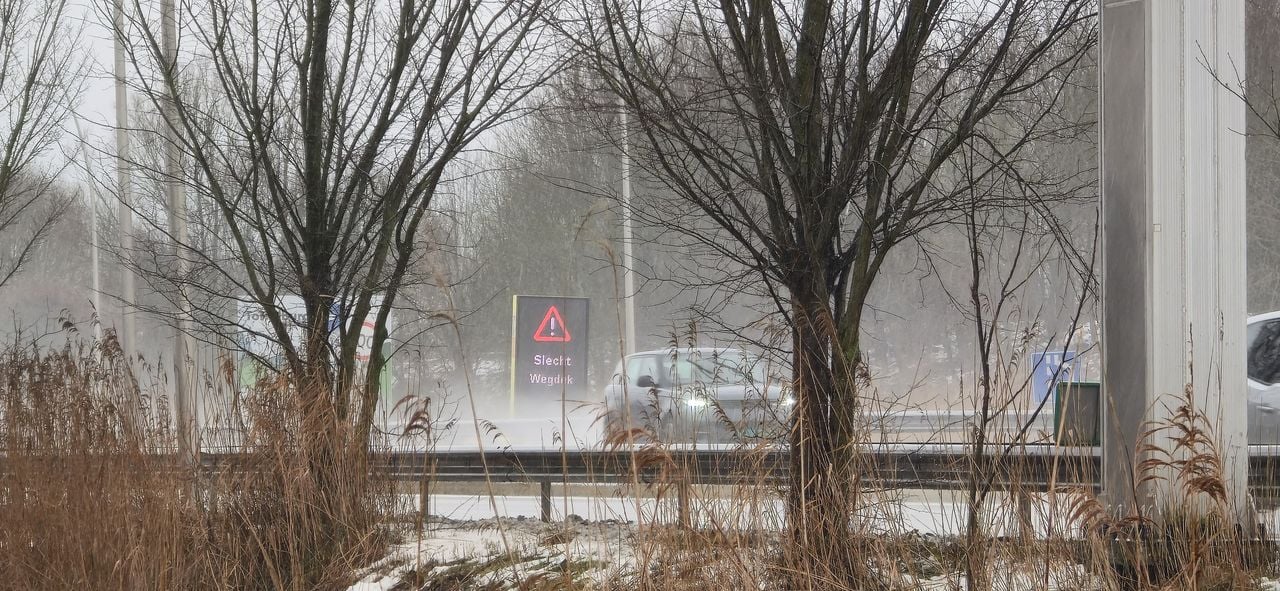 Op de N261 staan waarschuwingsborden voor het slechte wegdek (Foto: shalom Zeefuik)
