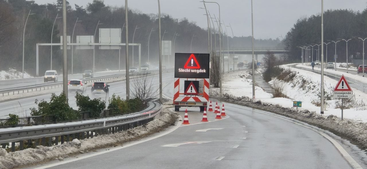 Op de N261 zitten veel gaten in het wegdek (Foto: Shalom Zeefuik)