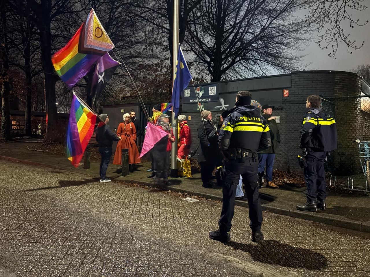 Protest op straat bij kerk in Tilburg tegen genezingsdienst Tom de Wal (foto: Rogier van Son/Omroep Brabant).