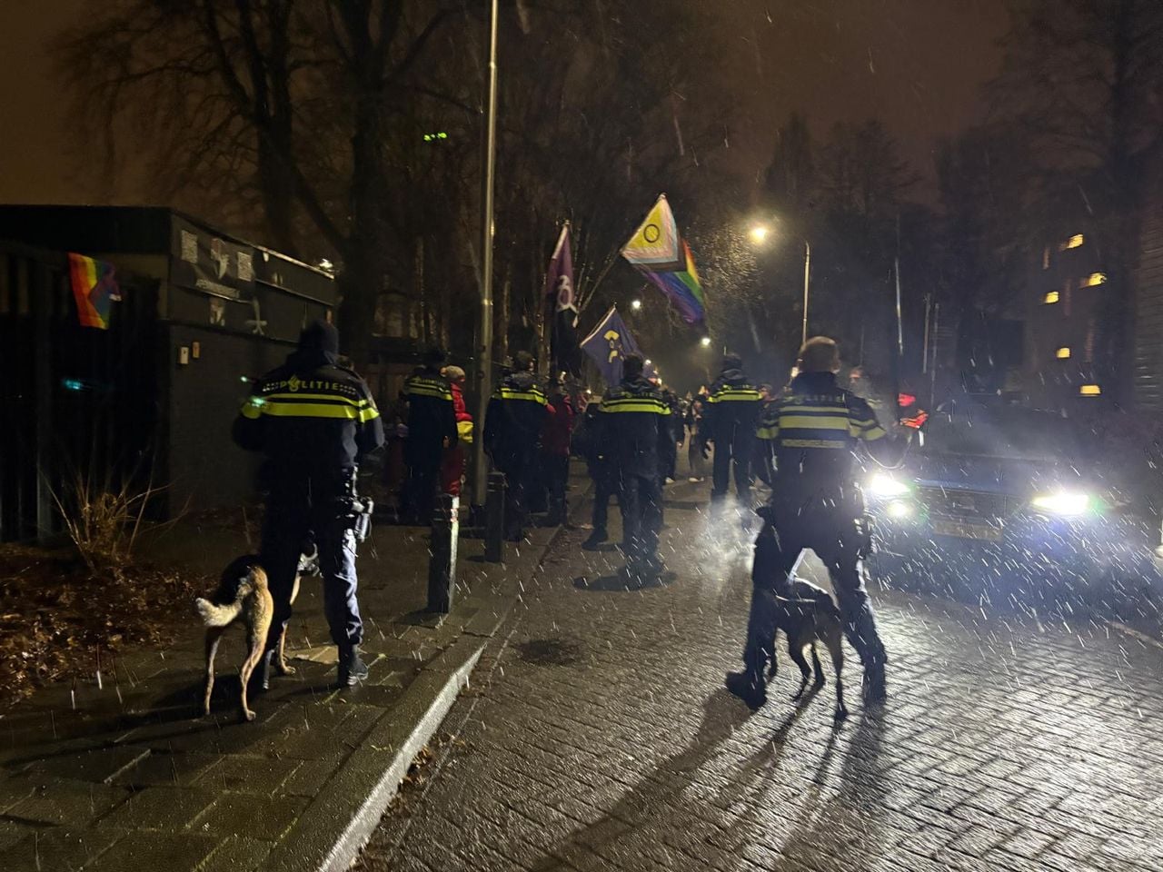 Politie houden de demonstranten en kerkgangers in de gaten.