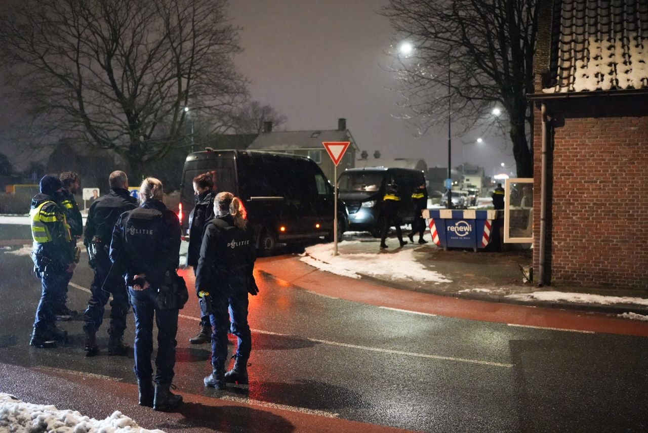 De politie viel vrijdagnacht het huis binnen (Foto: Erik Haverhals/Persbureau Heitink).