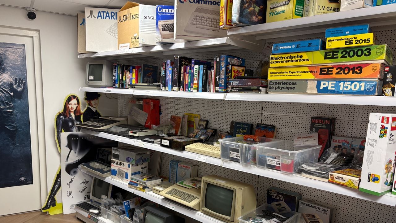 De wand met oude computers.