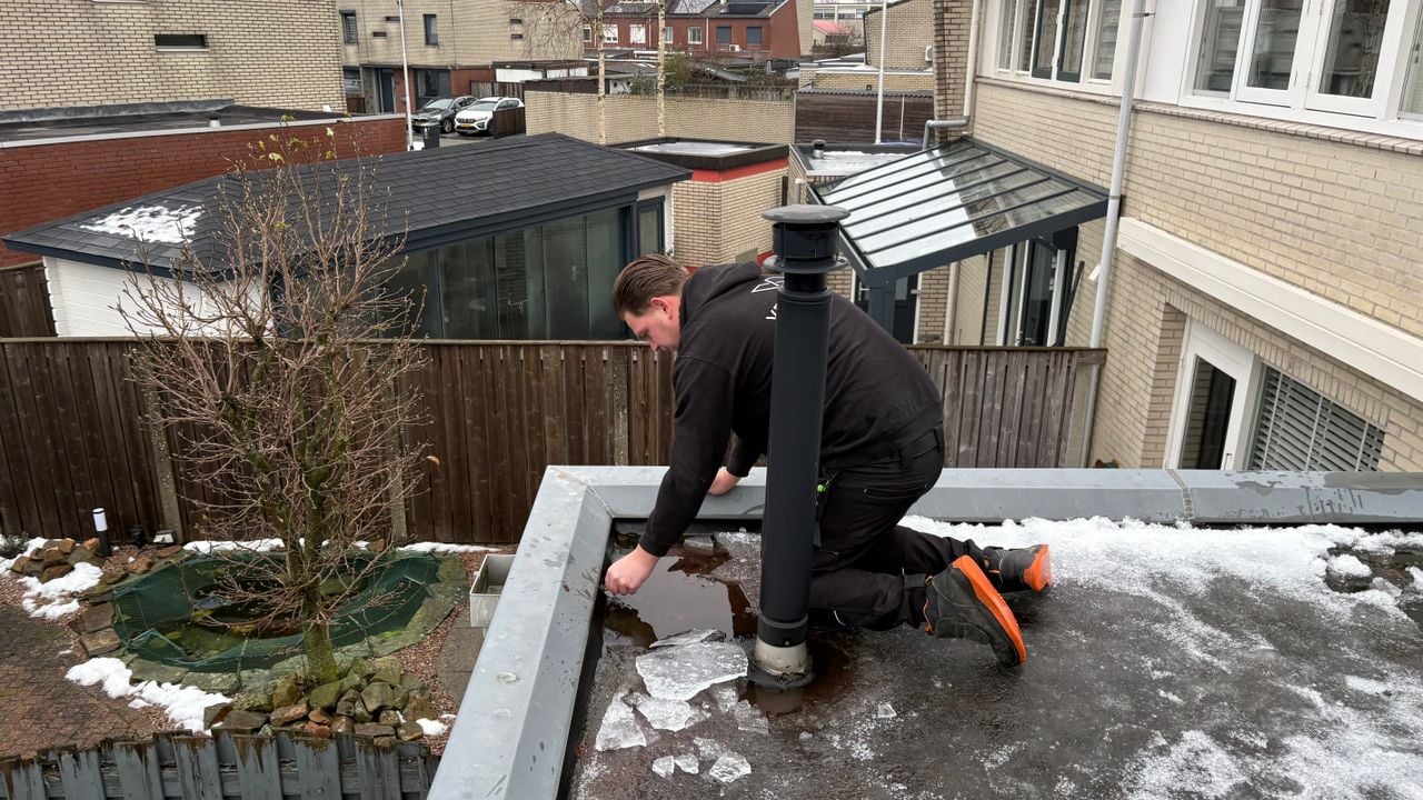 Dakdekker Verhoeven bekijkt een lekkage op een plat dak (Foto: Imke van de Laar)