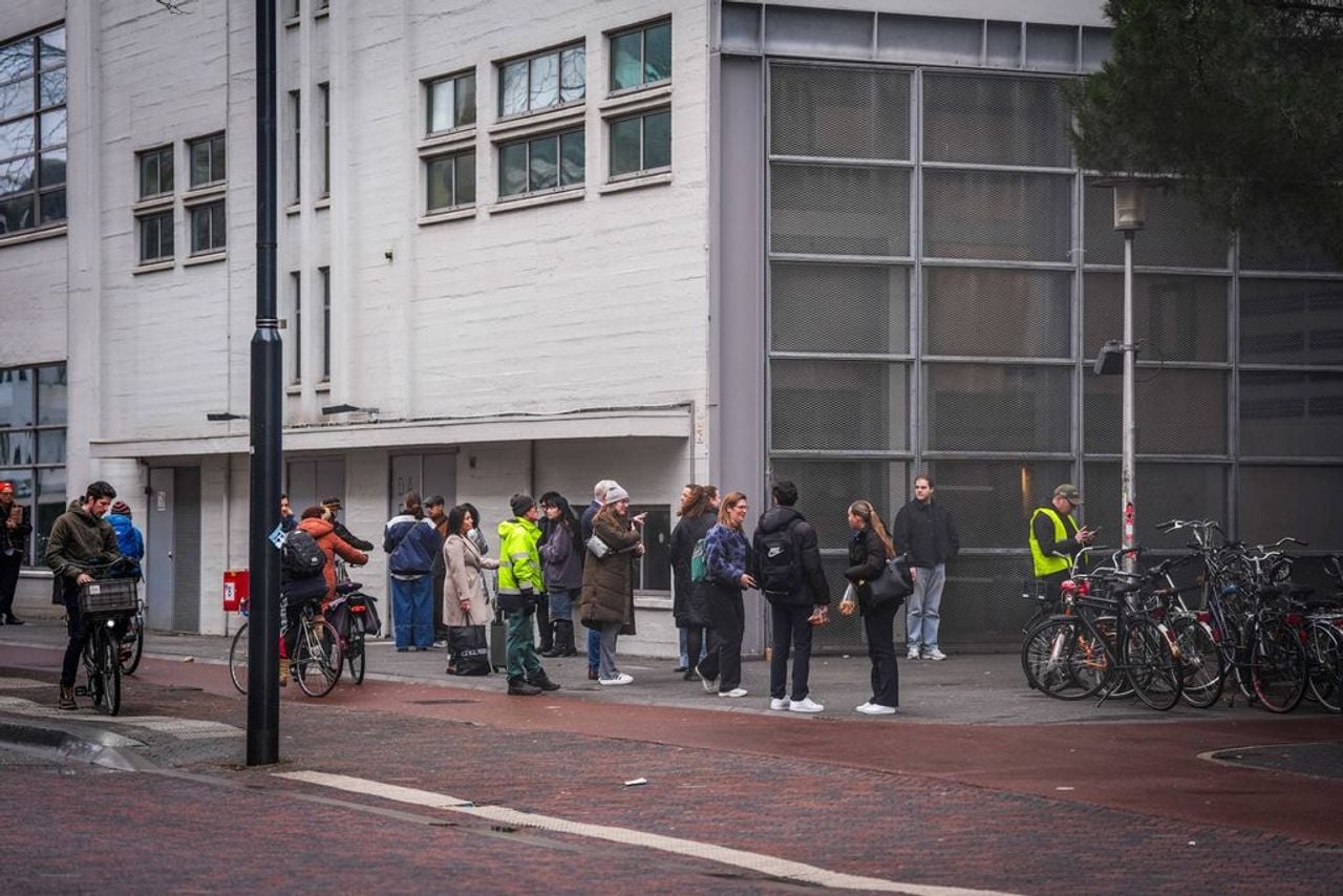 Autobestuurders wachten tot te naar binnen mogen (Foto: Persbureau Heitink)