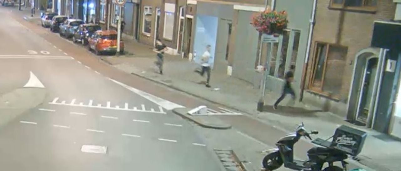 De groep rent na de mishandeling weg (Foto: Omroep Brabant / Politie.)