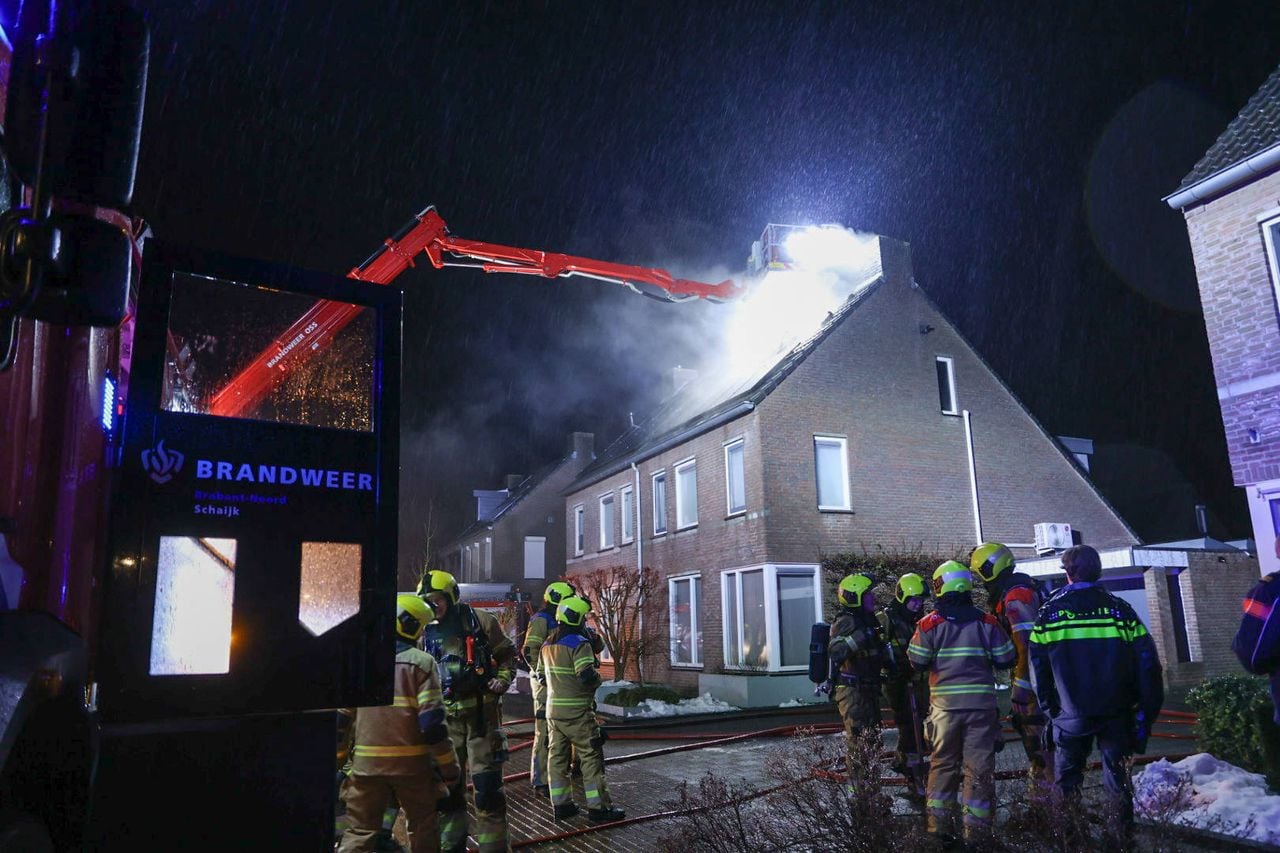 De rook slaat uit het dak bij een brandend huis in Schaijk (Foto: Addy Smits / Persbureau Heitink.)