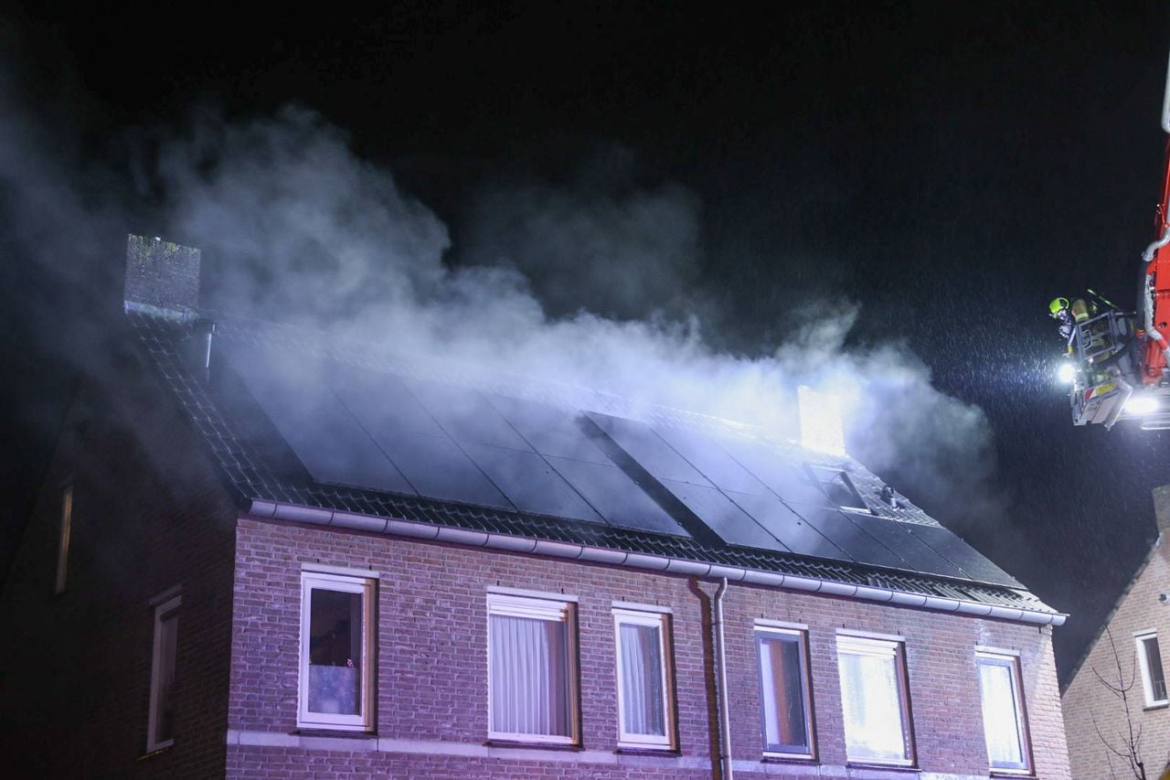 De rook slaat uit het dak bij een brandend huis in Schaijk (Foto: Addy Smits / Persbureau Heitink.)