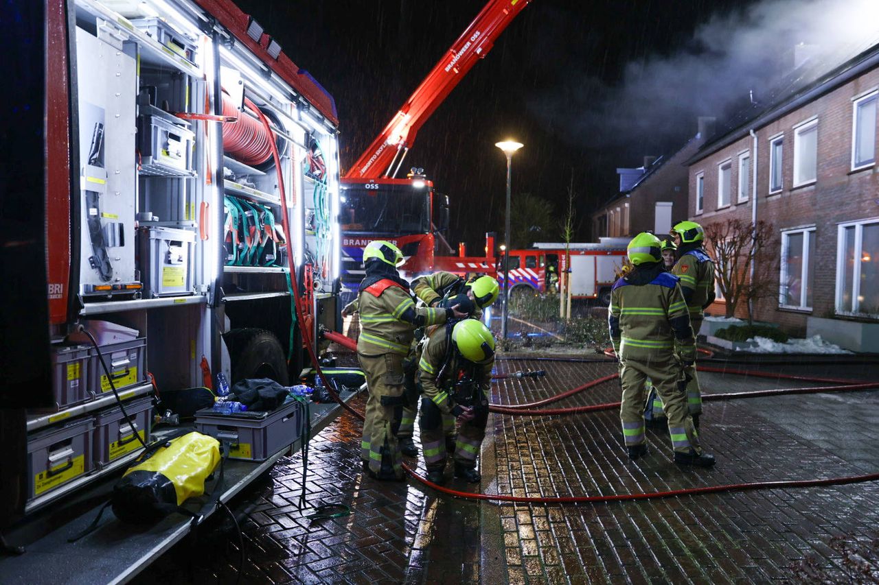 De rook slaat uit het dak bij een brandend huis in Schaijk (Foto: Addy Smits / Persbureau Heitink.)