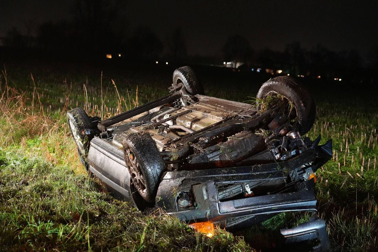 De vrouw sloeg met haar auto over de kop toen ze haar raam wilde openen (Foto: Jeroen Stuve / Persbureau Heitink.)