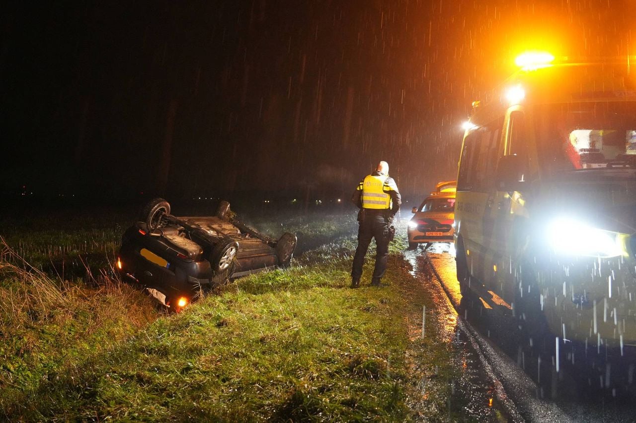De vrouw sloeg met haar auto over de kop toen ze haar raam wilde openen (Foto: Jeroen Stuve / Persbureau Heitink.)