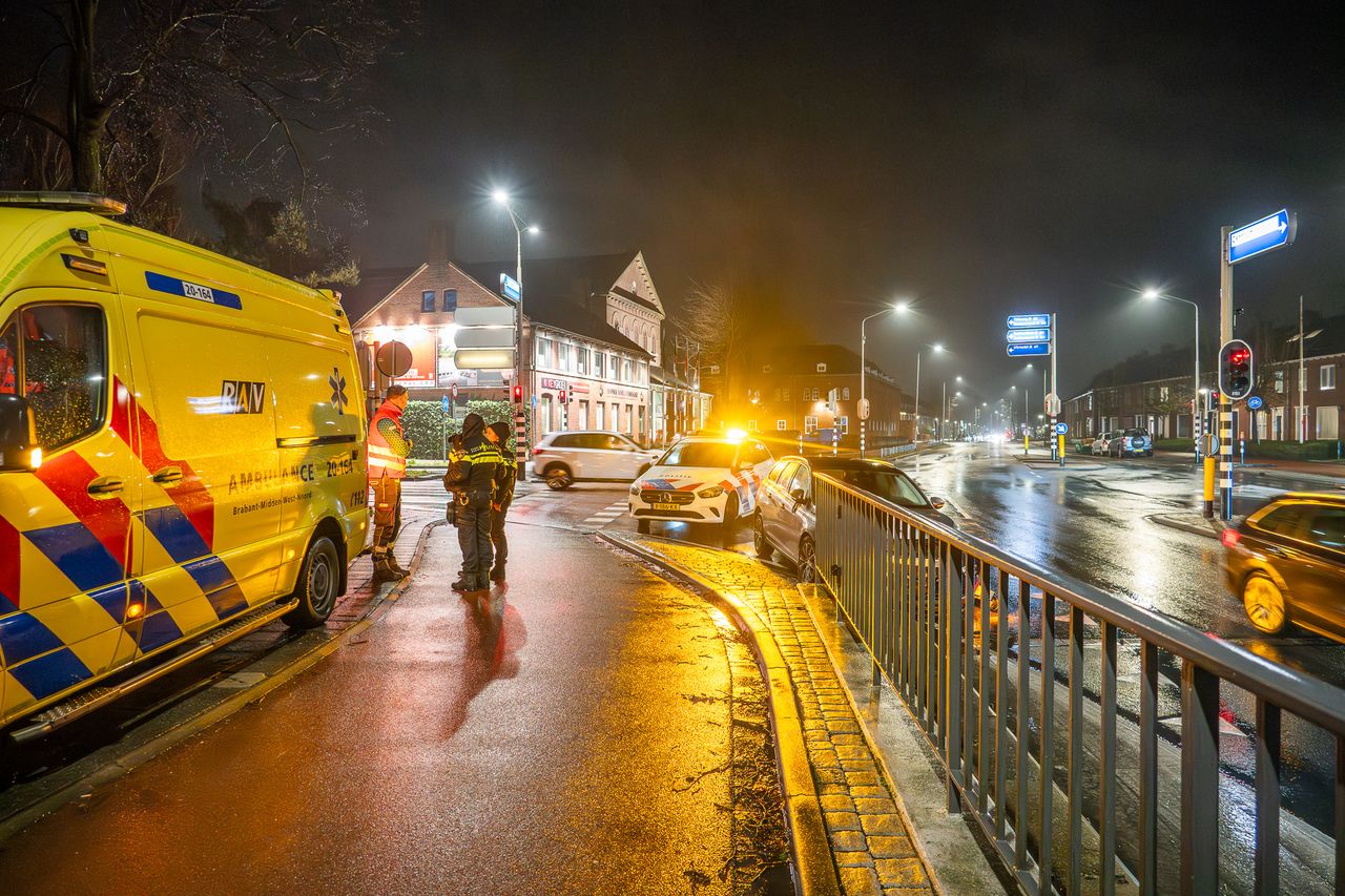 De auto knalde met haar auto tegen het hek langs de Fatimastraat in Breda (Foto: Tom van der Put / Persbureau Heitink.)