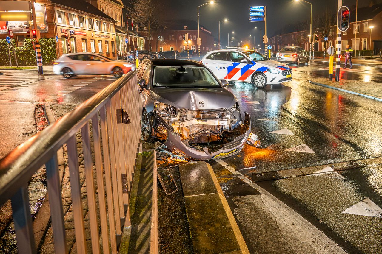 De auto knalde met haar auto tegen het hek langs de Fatimastraat in Breda (Foto: Tom van der Put / Persbureau Heitink.)