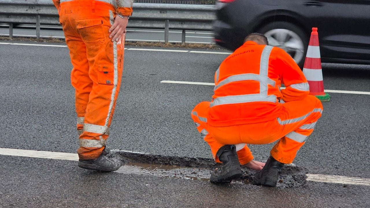 Slecht wegdek bij Vlijmen wordt beter bekeken (foto: Noël van Hooft).