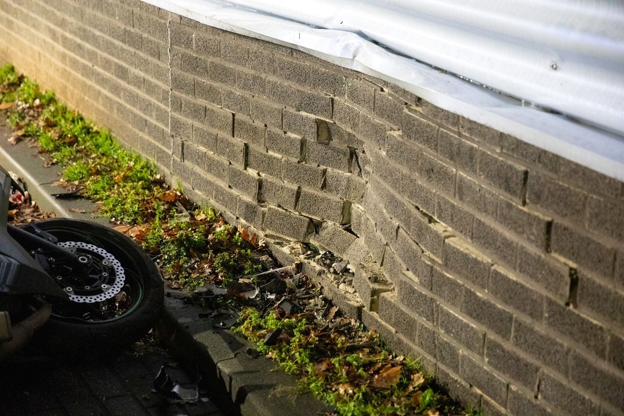 Ook de muur liep een deuk op door de klap (Foto: Christian Traets / Persbureau Heitink.)