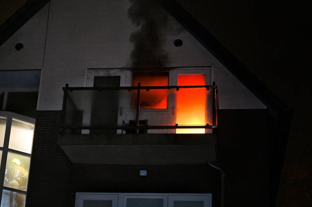 De vlammen sloegen uit het appartement aan de Kerkstraat in Oisterwijk (foto: Toby de Kort/Persbureau Heitink).
