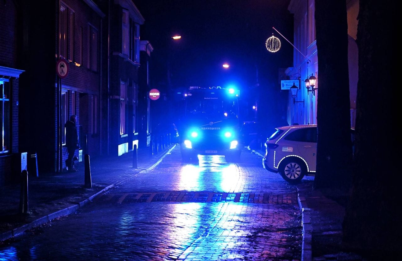 De brandweer kwam met meerdere wagens naar de Kerkstraat in Oisterwijk om het vuur te bestrijden (foto: Toby de Kort/Persbureau Heitink).