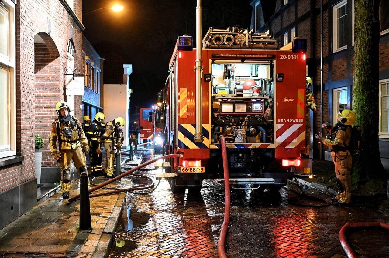 Vanwege de ernst van de situatie aan de Kerkstraat in Oisterwijk schaalde de brandweer snel op (foto: Toby de Kort/Persbureau Heitink).