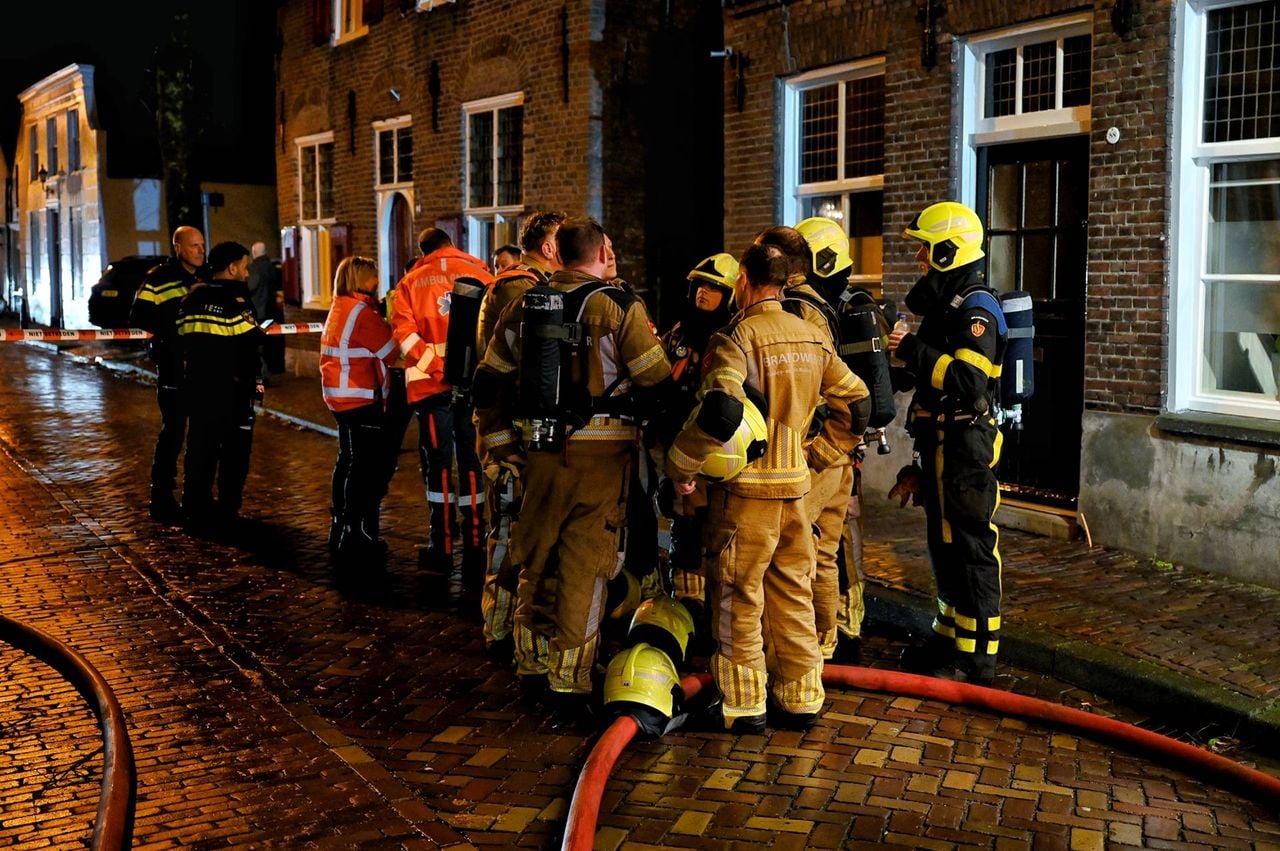 Vanwege de brand aan de Kerkstraat in Oisterwijk werden meerdere hulpverleners ingezet (foto: Toby de Kort/Persbureau Heitink).