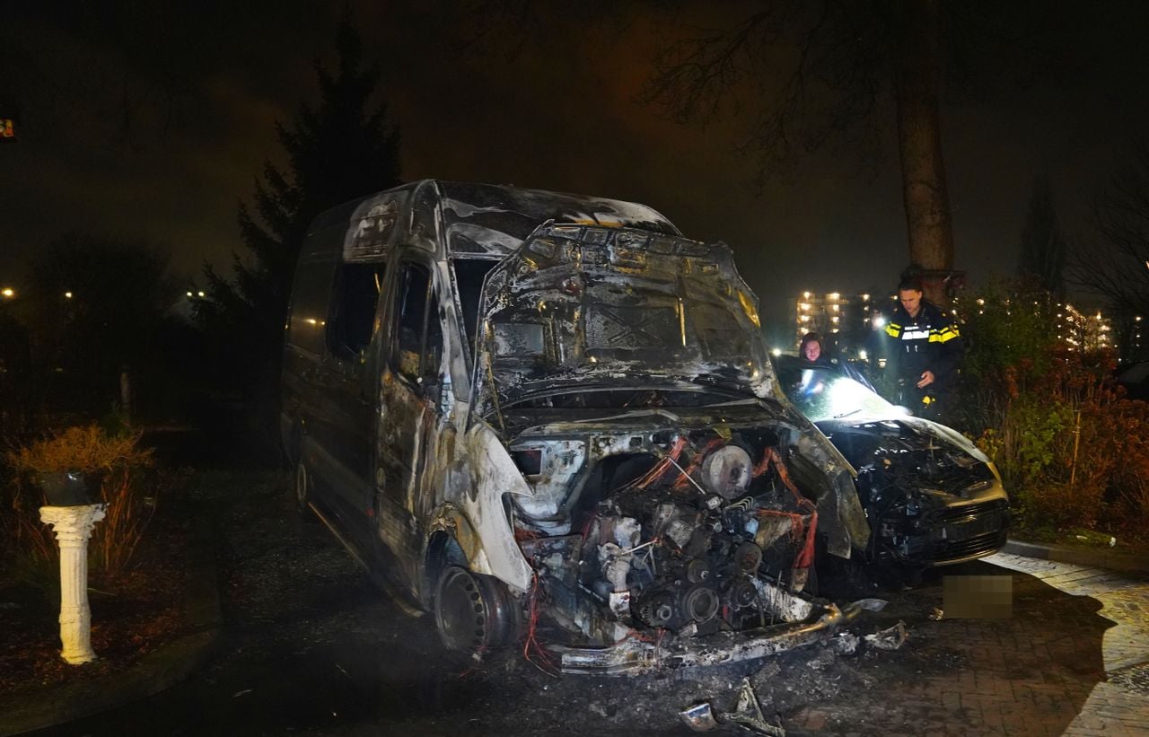 Van de auto's aan de Acaciasingel in Den Bosch bleef weinig over (foto: Bart Meesters/Persbureau Heitink).