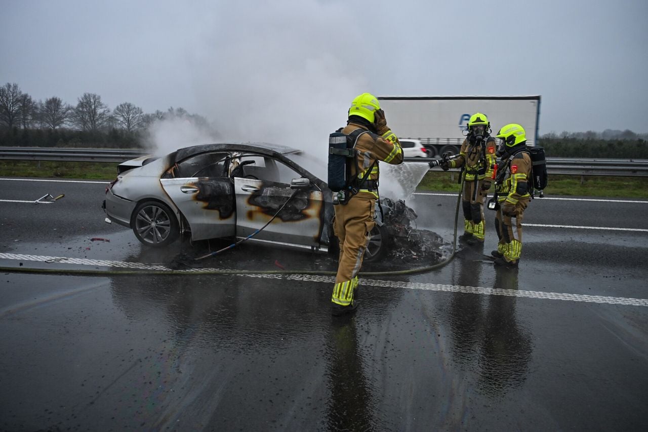De brandweer moest er aan te pas komen om de auto die in brand was gevlogen te redden (foto: Tom van der Put/Persbureau Heitink).
