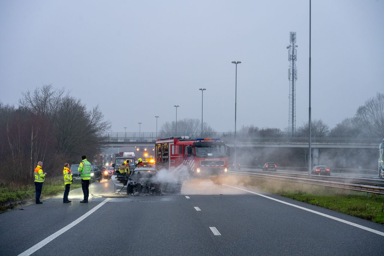 De snelweg A58 werd na het ongeluk met een personenauto en twee vrachtwagens afgesloten (foto: Tom van der Put/Persbureau Heitink).
