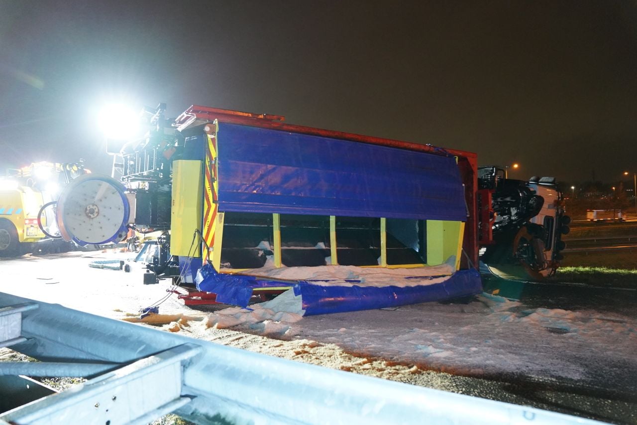 Rijkswaterstaat hoopt de verbindingsweg tussen de A59 en de A2 rond negen uur maandagochtend vrij te kunnen geven (foto: Bart Meesters/Persbureau Heitink).