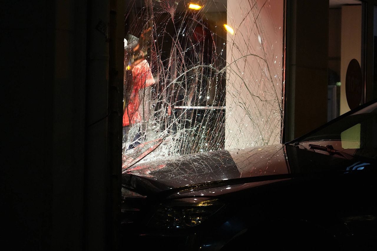 Het raam is verwoest door de botsing (foto: Jeroen Stuve / Persbureau Heitink).