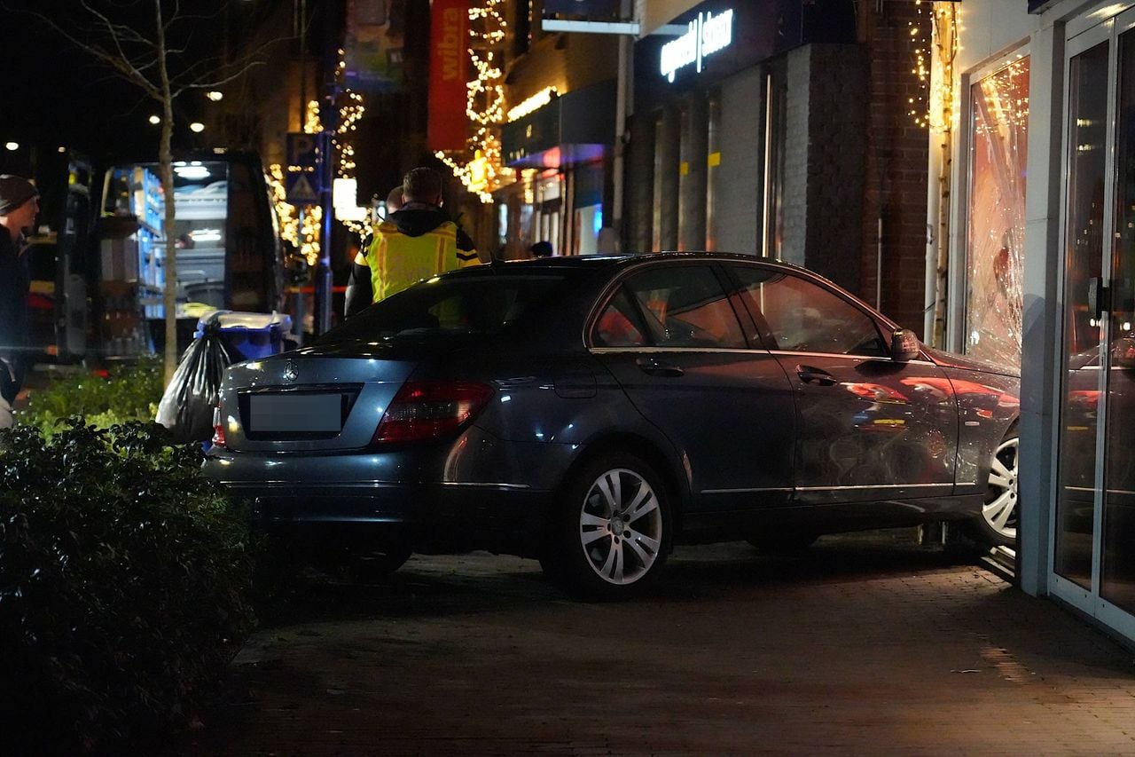 De auto stond met de voorwielen in de winkel (foto: Jeroen Stuve / Persbureau Heitink).