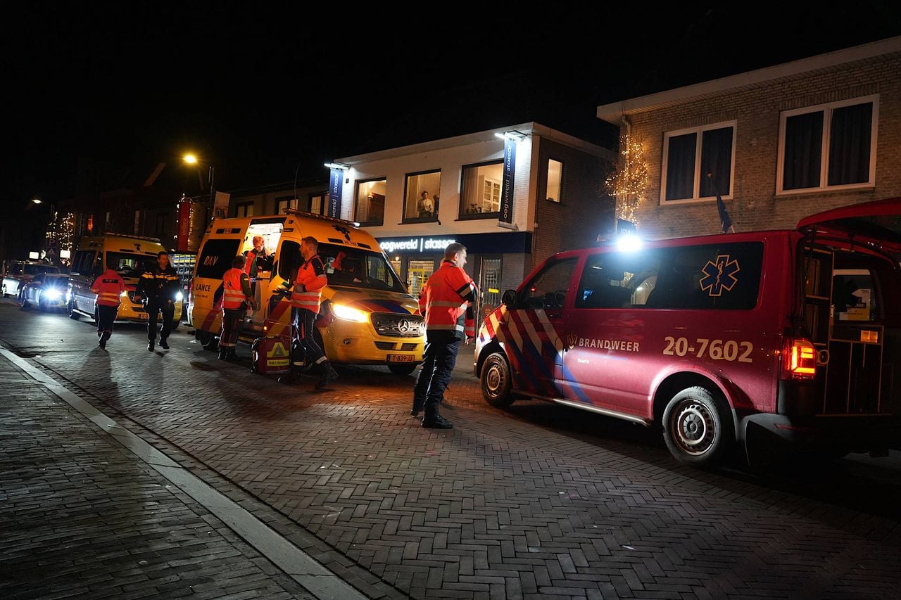 De bestuurder is met spoed naar het ziekenhuis gebracht (foto: Jeroen Stuve / Persbureau Heitink).