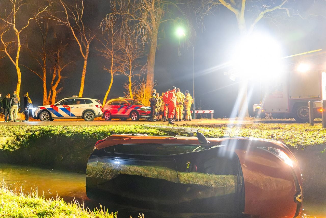 Auto te water (foto: Lucas Lammers / Persbureau Heitink).