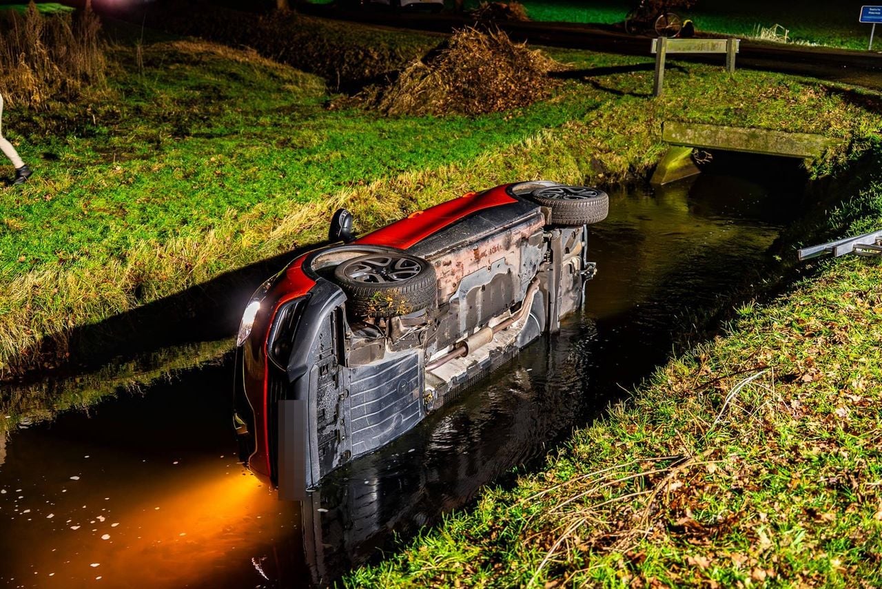 Auto te water in Sint-Oedenrode (Lucas Lammers / Persbureau Heitink). 