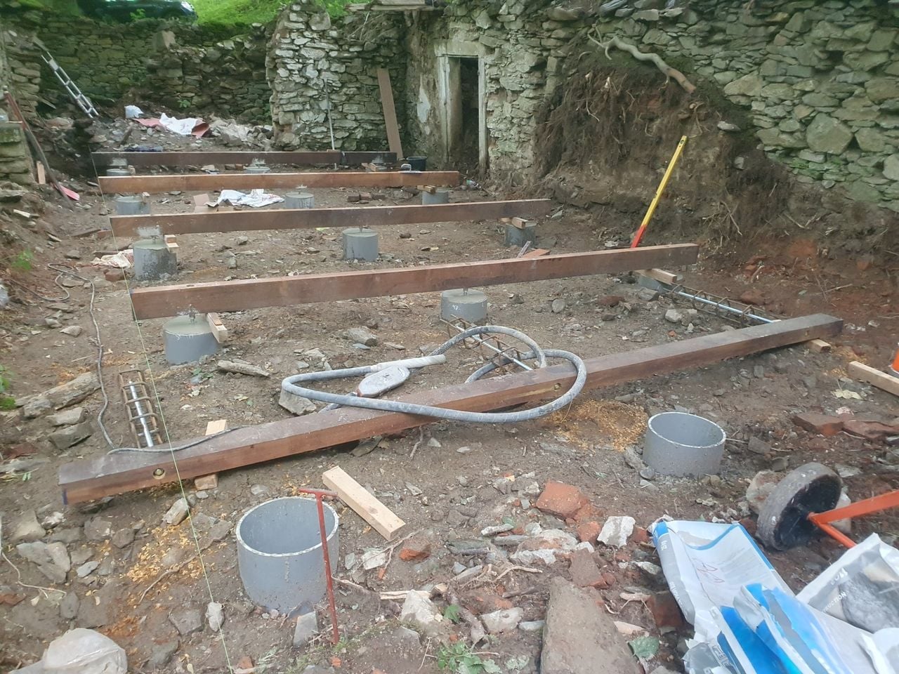 Op Tsjechische grond liggen de fundamenten klaar voor een tiny house (eigen foto).