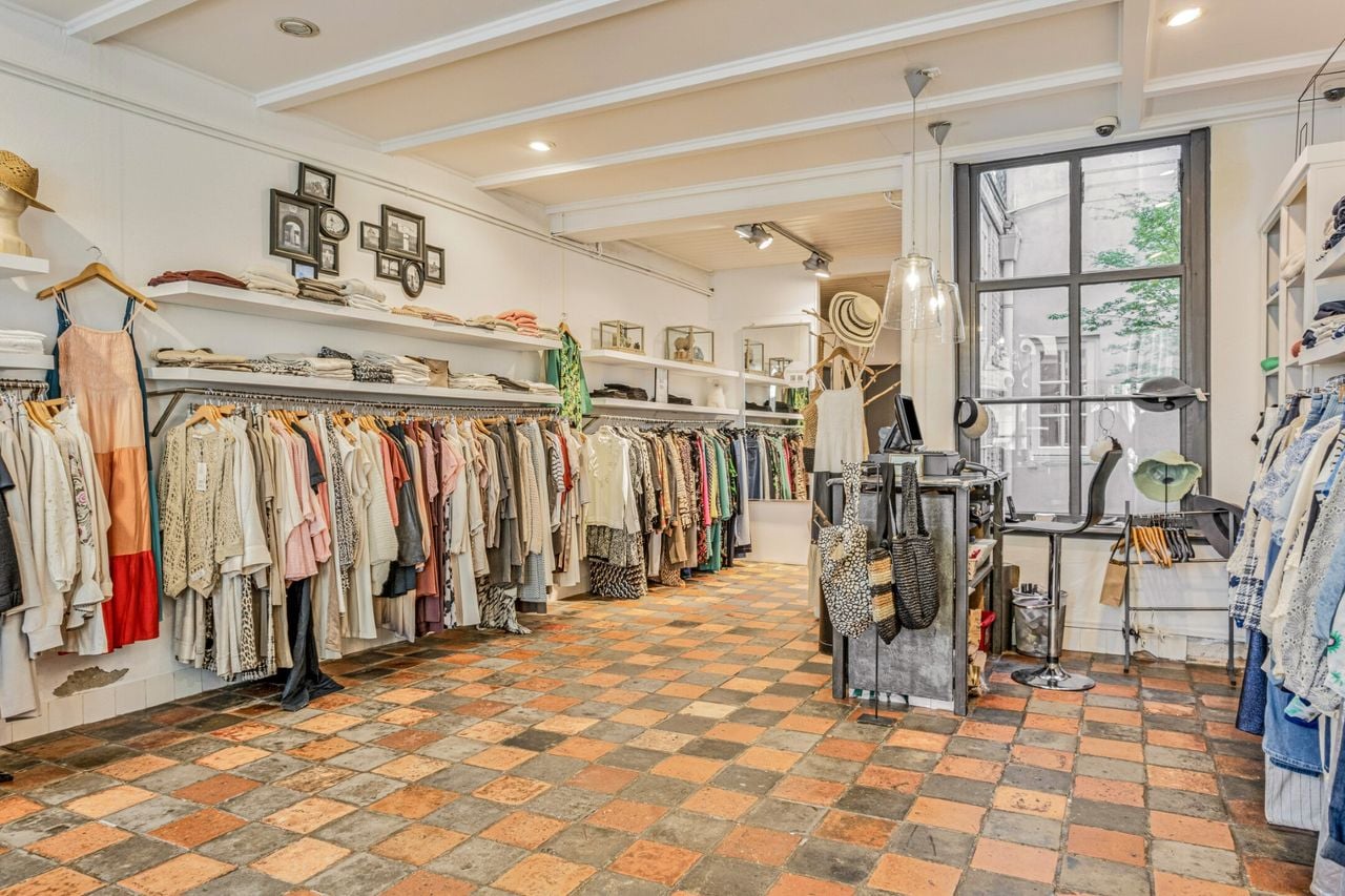 In het pand heeft jarenlang een kledingwinkel gezeten (foto: Staete Vlijmen).