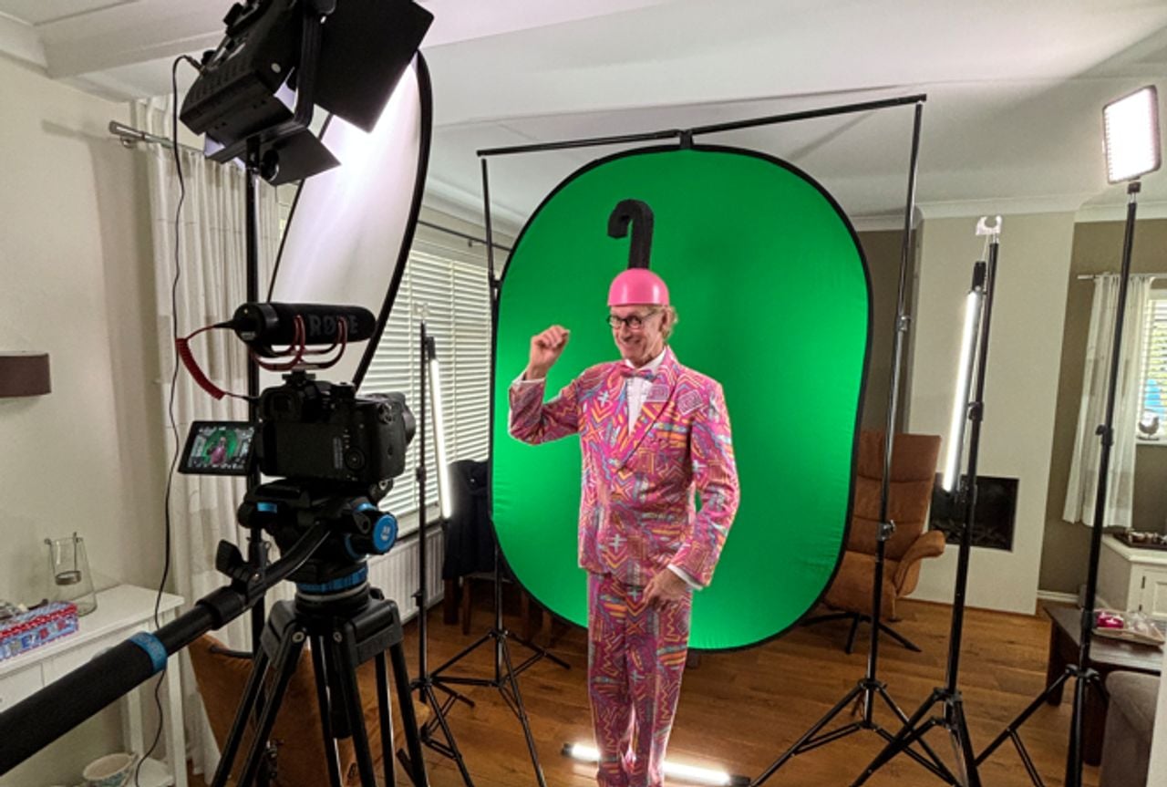 Huub Hangop in zijn huiskamer voor de green screen (Foto: Joris Wijnen).