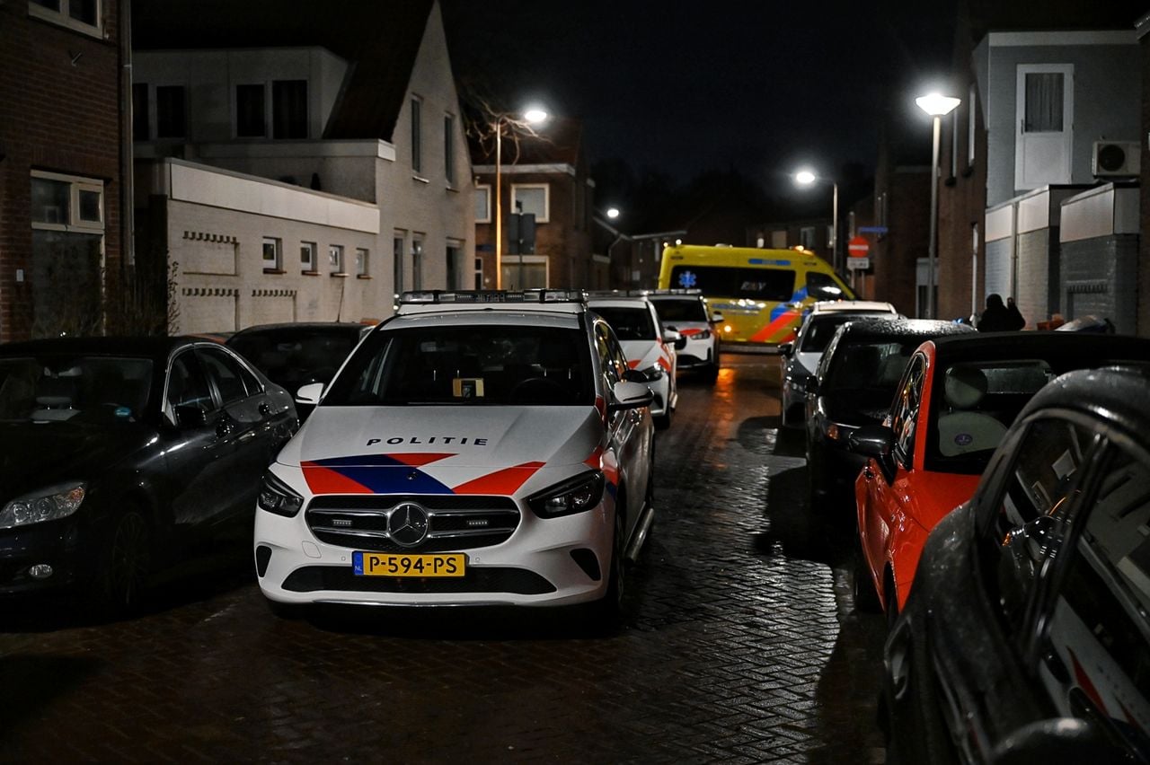 Schoten gelost in huis Tilburg (foto: Persbureau Heitink).